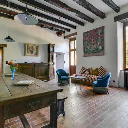 Le Domaine De Linars - L'aile Du Chateau Holiday home *